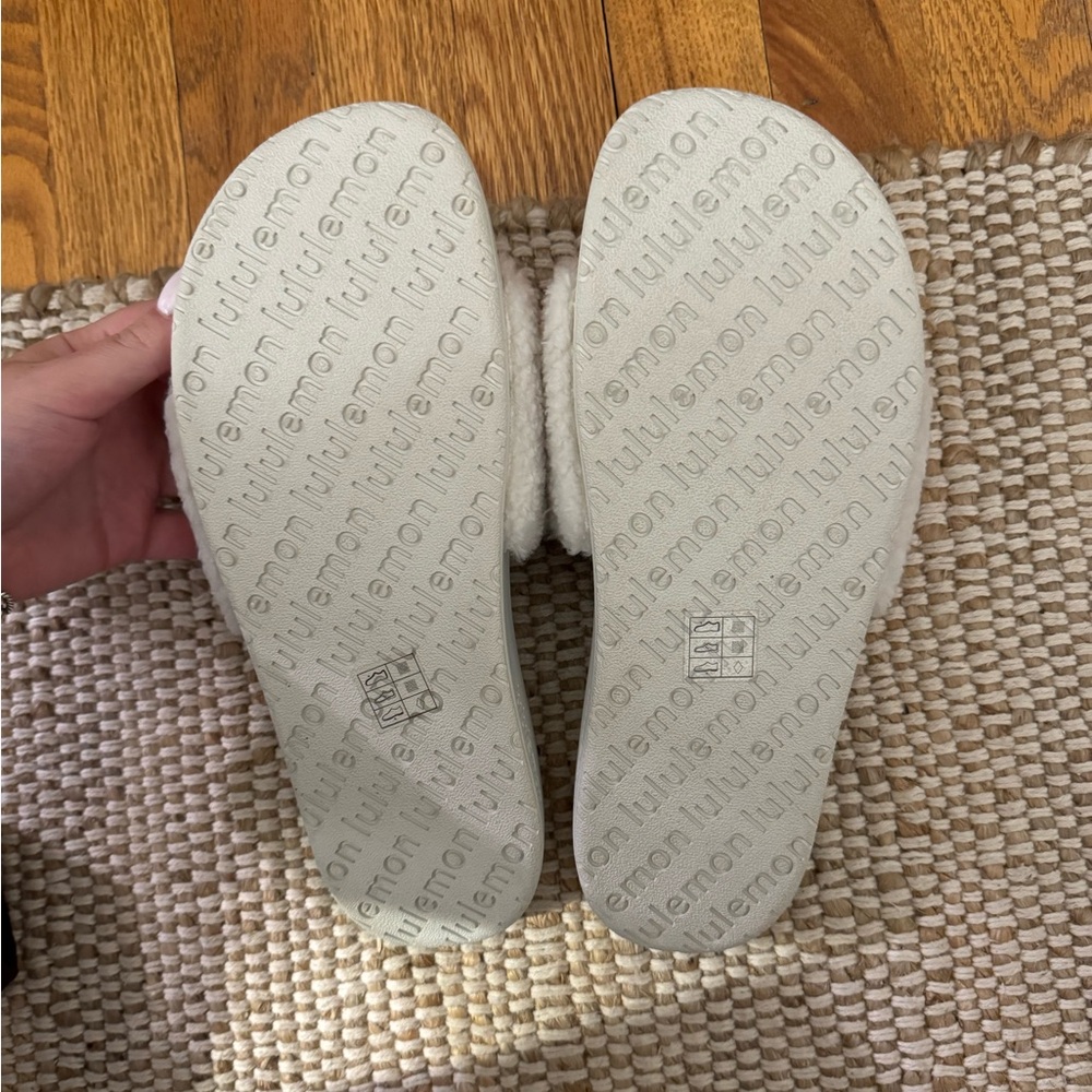 Lululemon Sherpa Slides - Picture 2 of 4